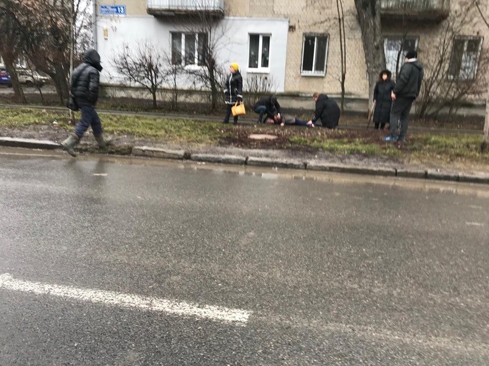 В Пятихатках на асфальте лежит человек без признаков жизни (фото)