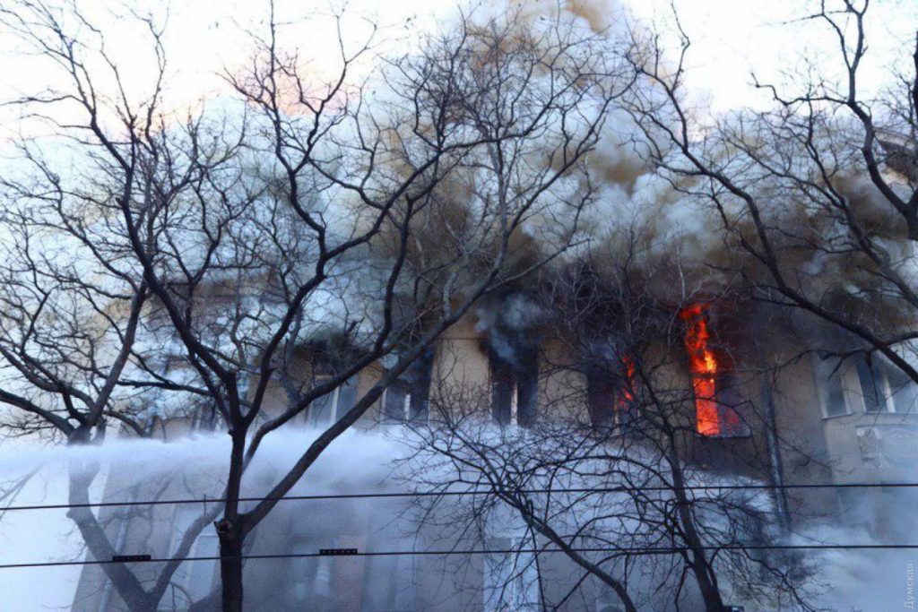 В Одессе сгорел колледж: 21 пострадавший, из них 9 детей (фото, видео)