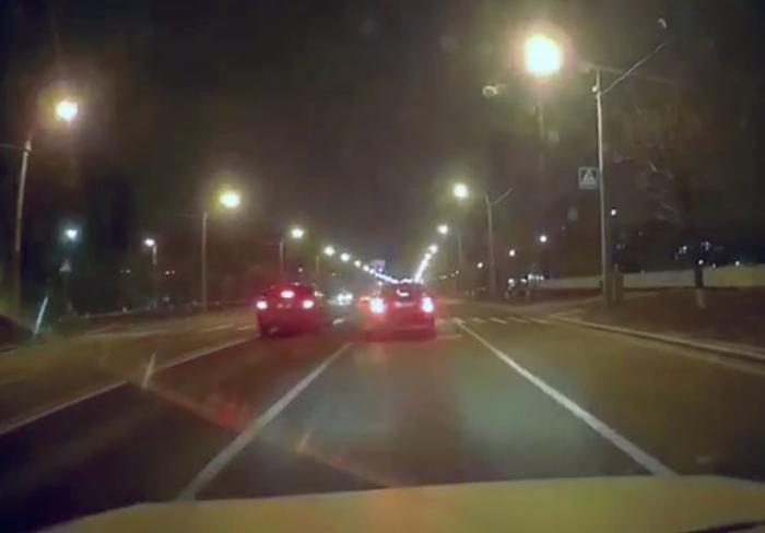 Пешехода сбили на переходе ночью (видео)
