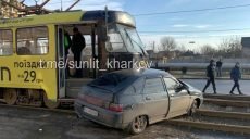 Трамвай снес автомобиль в Харькове (видео)