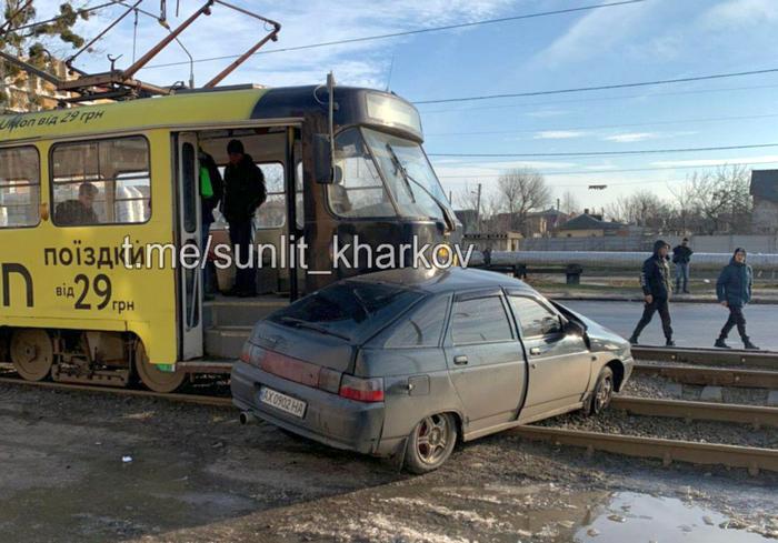 Трамвай снес автомобиль в Харькове (видео)