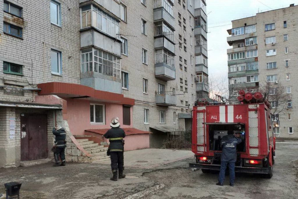 На Харьковщине в многоэтажке горел балкон (фото)