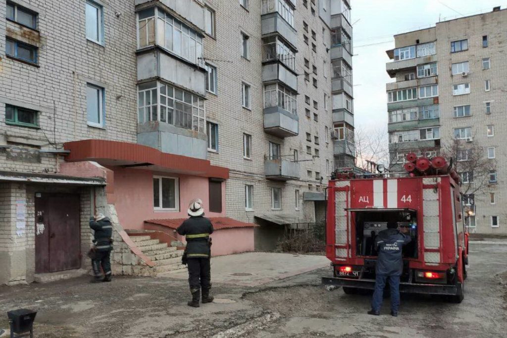 На Харьковщине в многоэтажке горел балкон (фото)