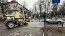 На ул. Библика Toyota врезалась в трактор (фото)