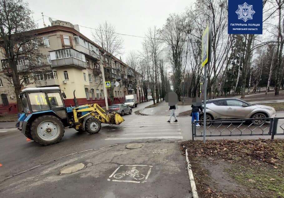 На ул. Библика Toyota врезалась в трактор (фото)
