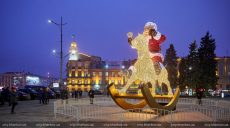 В центре Харькова установили гигантского Санту (фото)