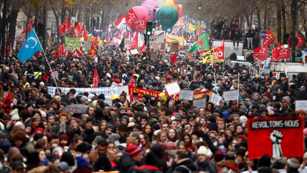Во Франции прошли массовые протесты против пенсионной реформы Макрона