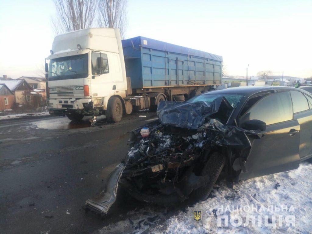 На трассе «Киев-Харьков-Довжанский» легковушка врезалась в грузовик (фото)