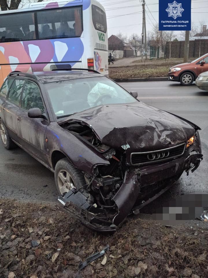 На Салтовском шоссе ЗИЛ столкнулся с Audi (фото)