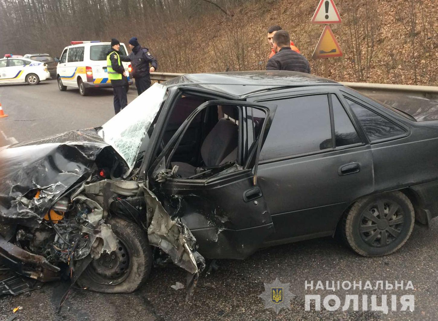 Во время обгона на автотрассе «Daewoo Lanos» врезался в «Volkswagen» (фото)