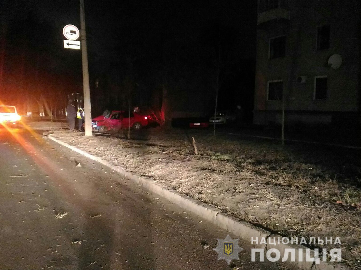 На Клочковской Daewoo врезался в дерево (фото)