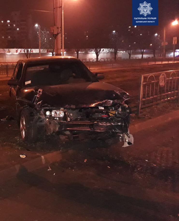 Пьяный водитель сбил ограждение на проспекте Победы (фото)