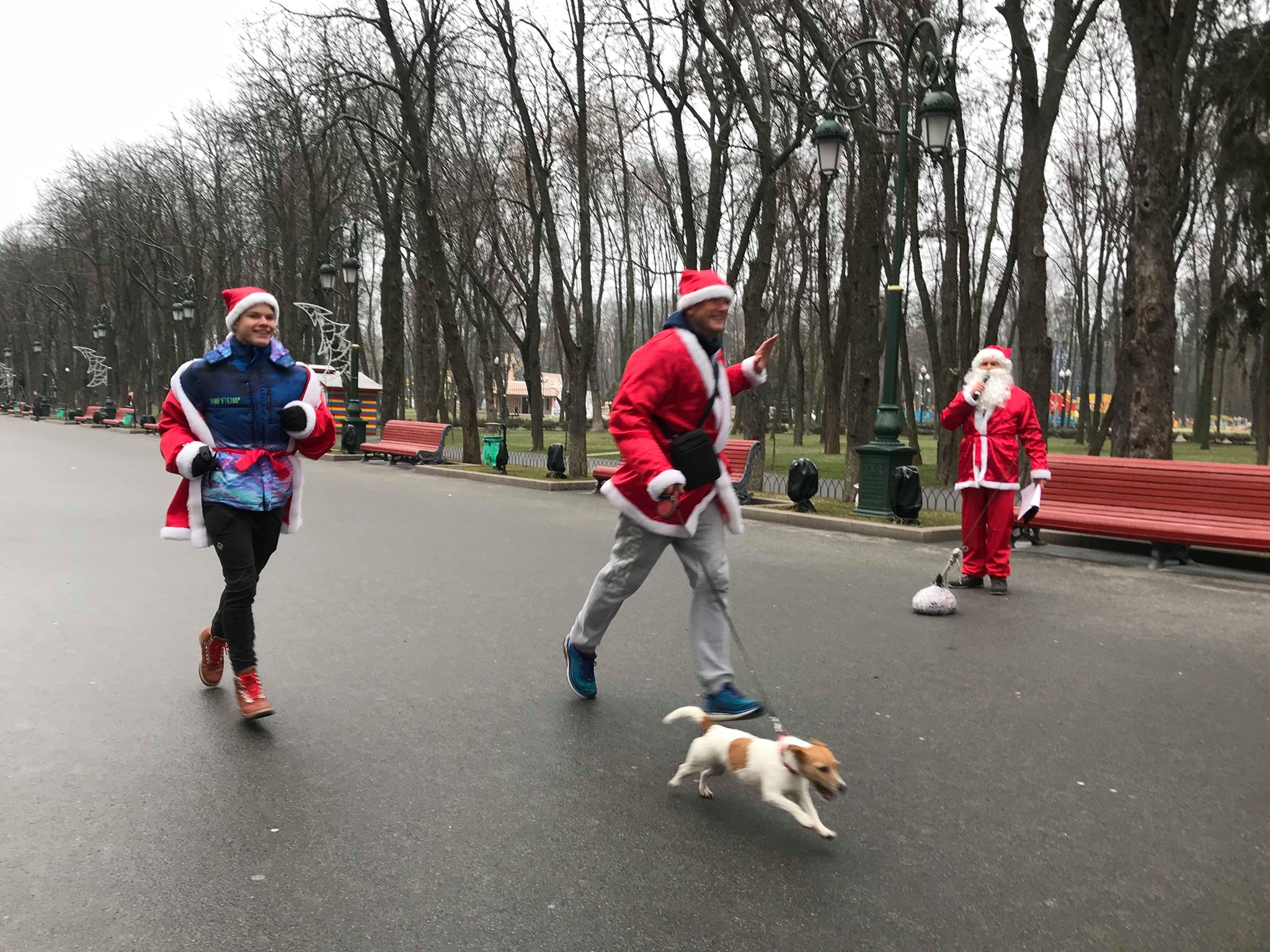Деды Морозы катались на велосипедах по Сумской, а в парке Горького бегали Санта Клаусы фото