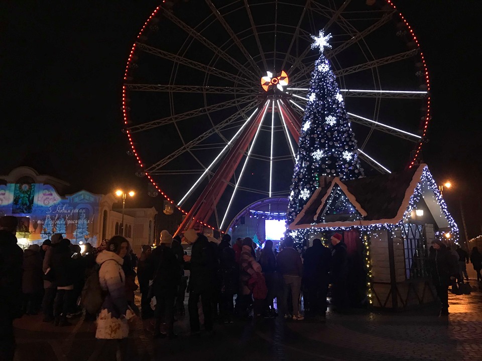 В парке Горького открылись елка и домик Деда Мороза
