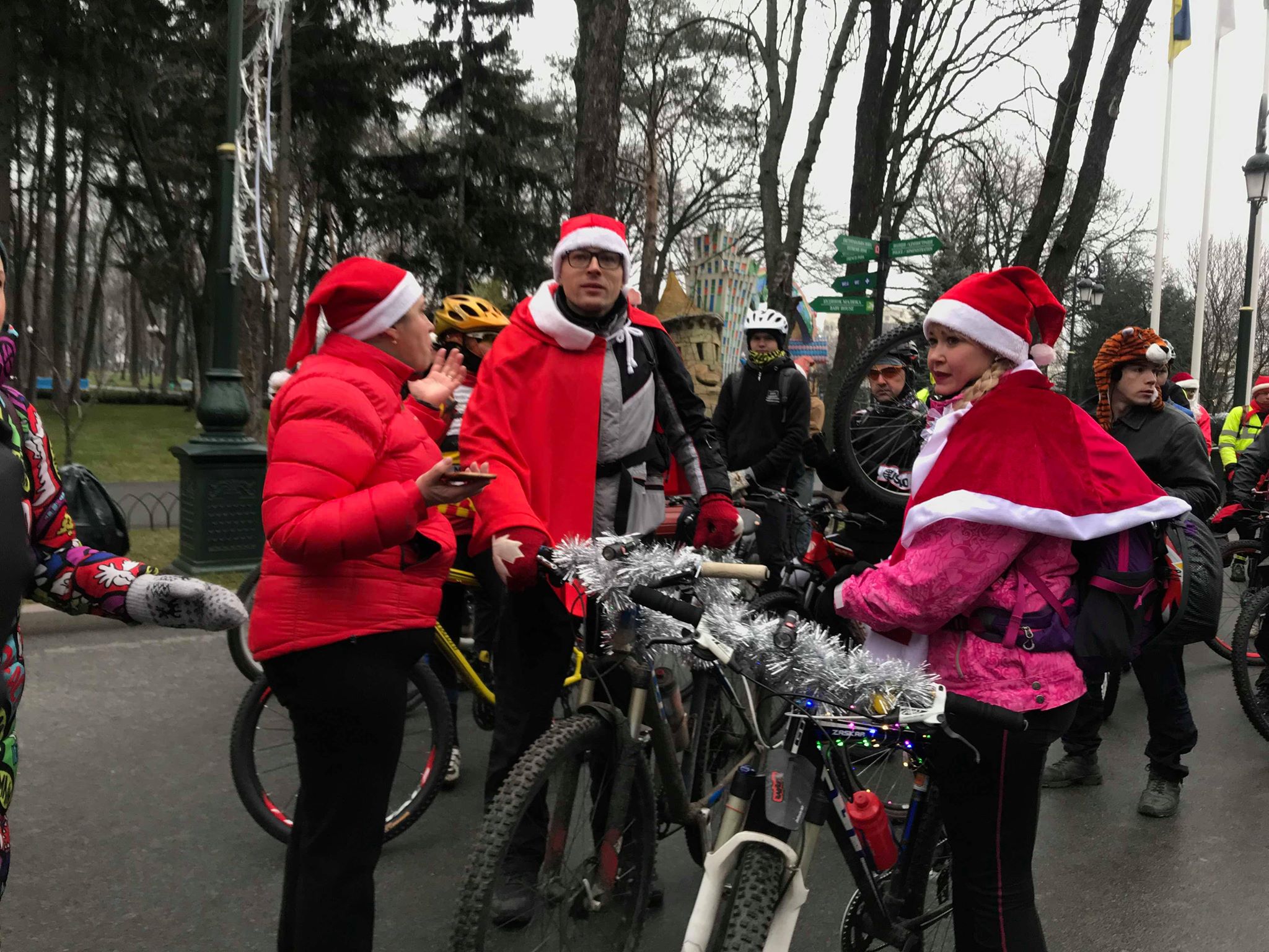 Деды Морозы катались на велосипедах по Сумской, а в парке Горького бегали Санта Клаусы фото 1