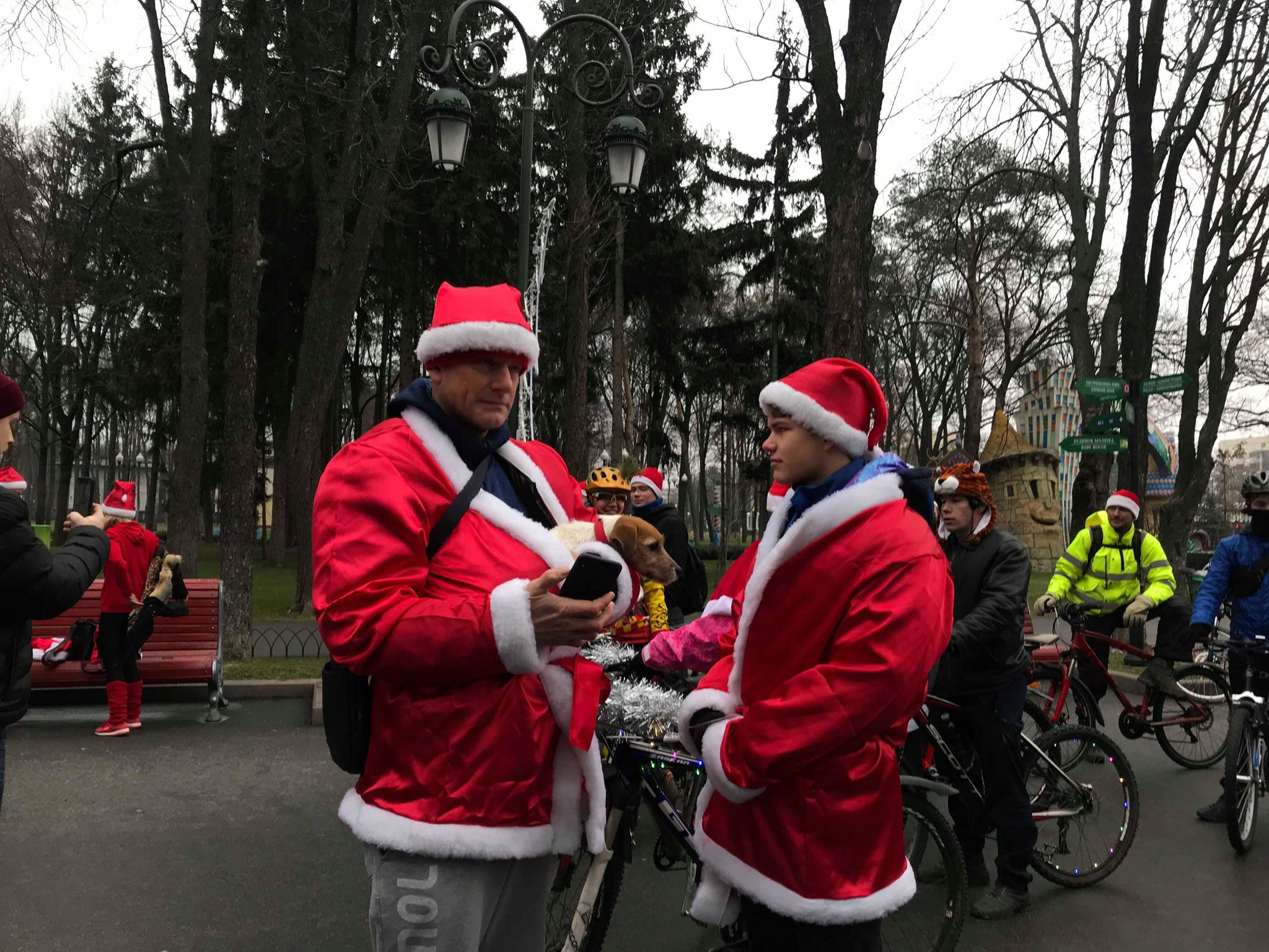 Деды Морозы катались на велосипедах по Сумской, а в парке Горького бегали Санта Клаусы фото 4