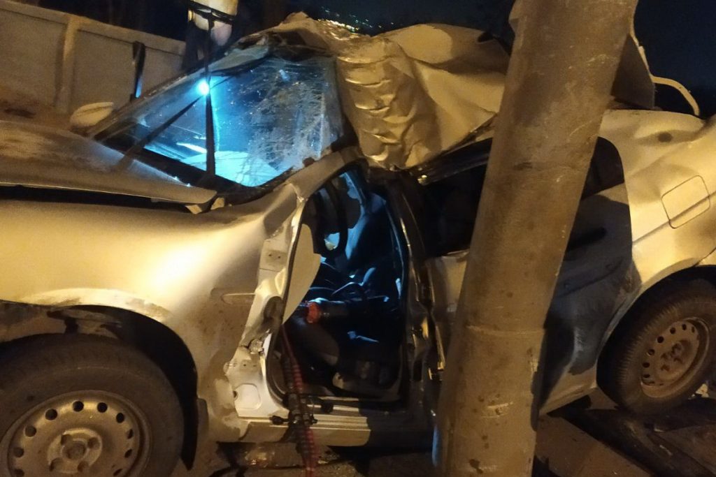 В Харькове водителя пришлось деблокировать из искалеченного автомобиля (фото)