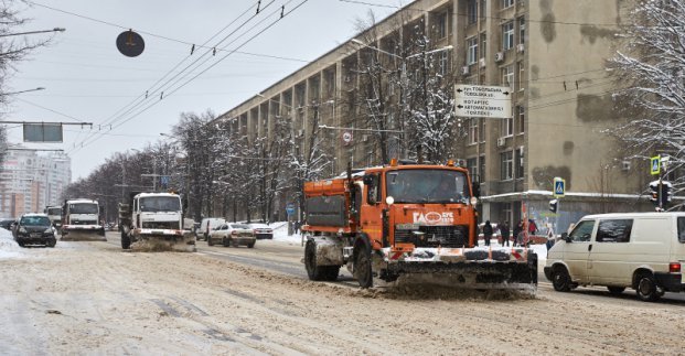 Городские власти ликвидируют последствия ночного снегопада