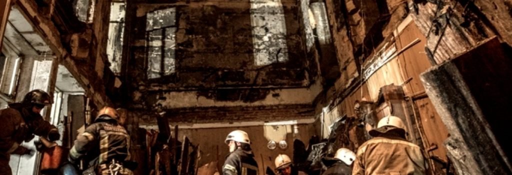 Спасатели продолжают разбирать завалы сгоревшего здания колледжа в Одессе (видео, фото)