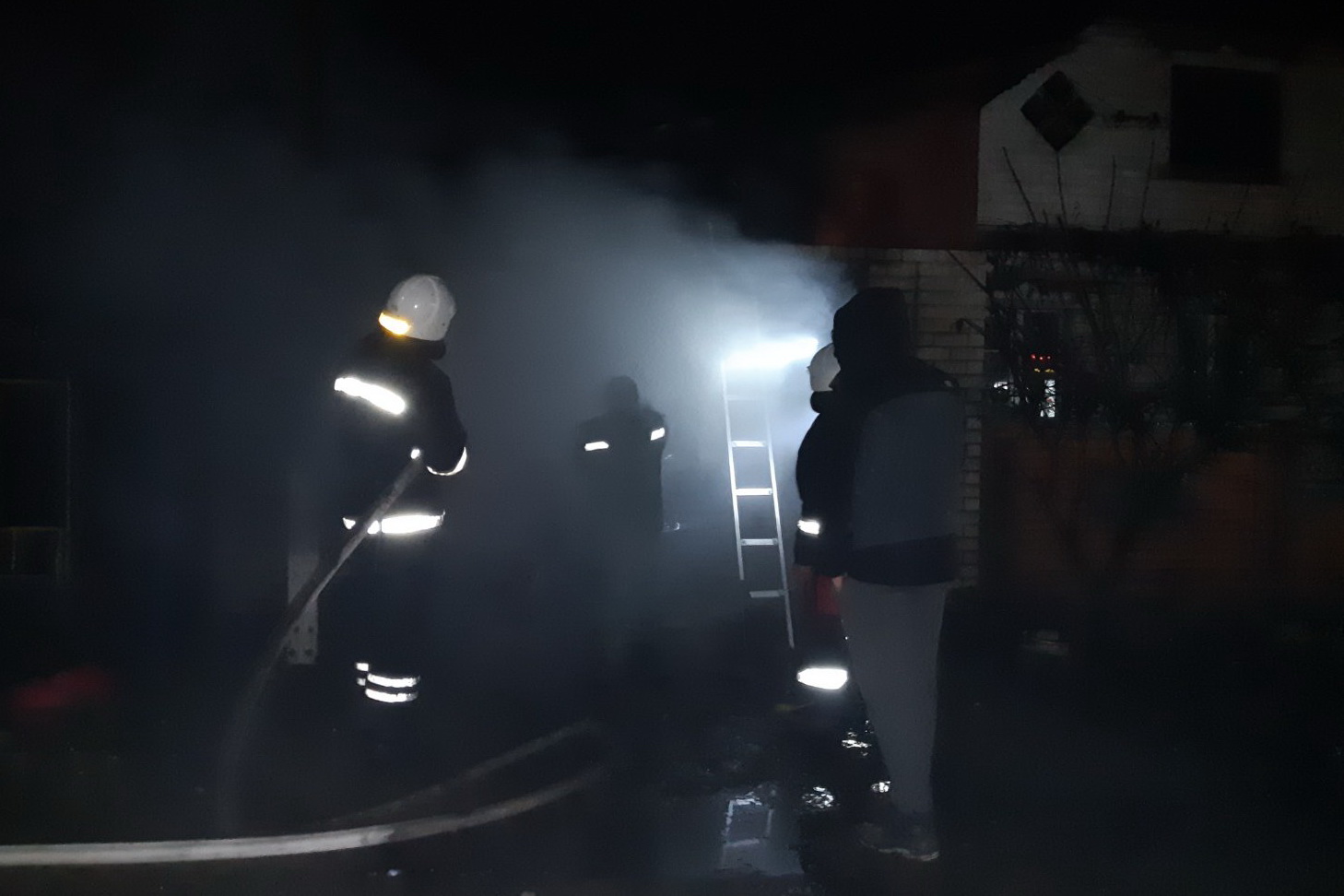 Два жителя Харьковщины пострадали, пытаясь самостоятельно потушить пожар в гараже