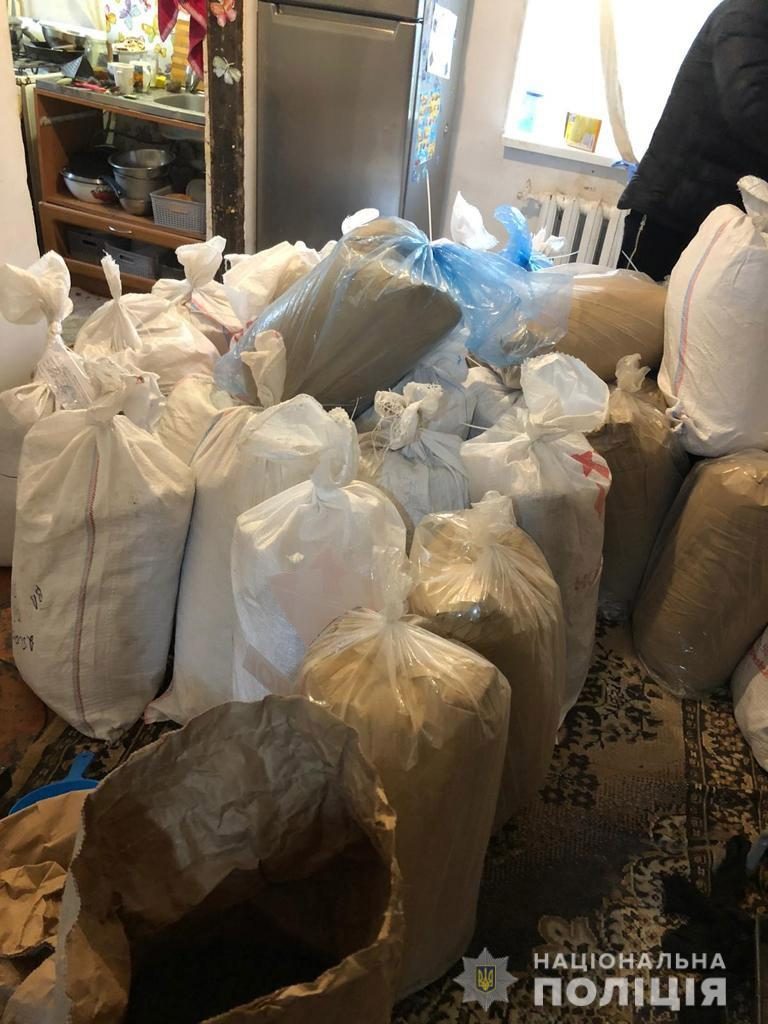 Полицейские изъяли тонну наркотических веществ у семейной пары на Харьковщине (фото)