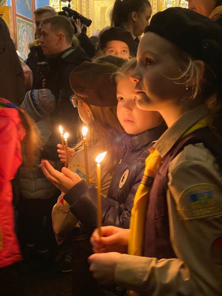 В Украину прибыл Вифлеемский огонь мира (фото)