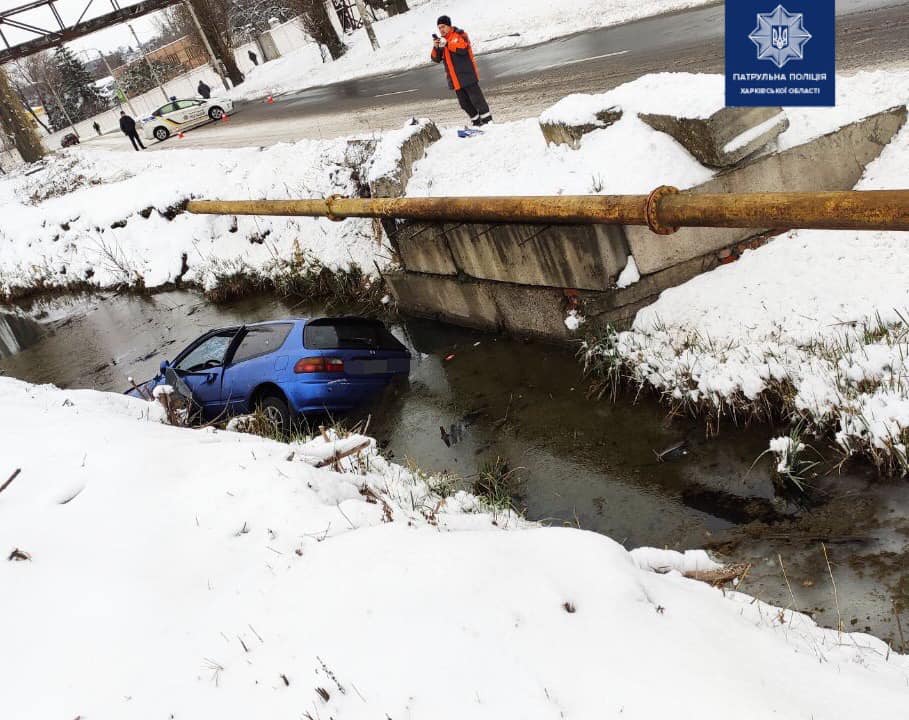 На ул. Беркоса Honda вылетела в кювет (фото)