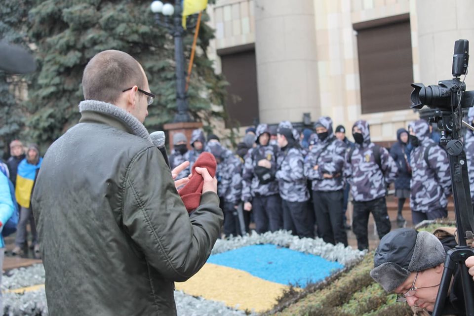 Теракт біля Палацу спорту: потерпілі з активістами вийшли протестувати (відео)