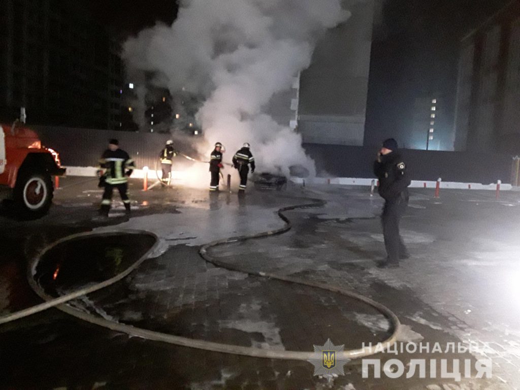 Люди в черном подожгли харьковчанину автомобиль (фото)