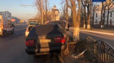 На Московском проспекте Volkswagen сбил металлическое ограждение (фото)
