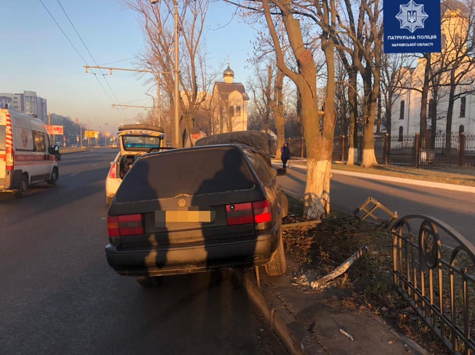 На Московском проспекте Volkswagen сбил металлическое ограждение (фото)