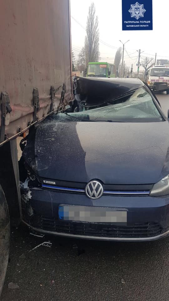 На Клочковской Volkswagen въехал под фуру (фото)