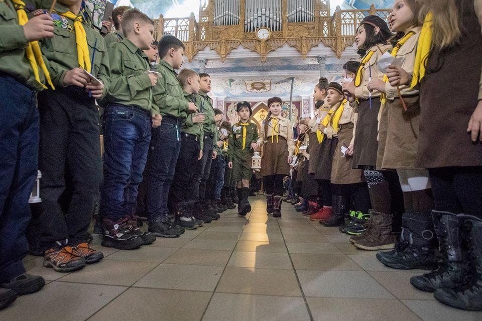 Вифлеемский огонь мира прибыл в Харьков (фото)