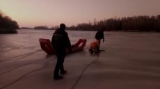 На Харьковщине водолазы достали из-подо льда утопленника (фото)