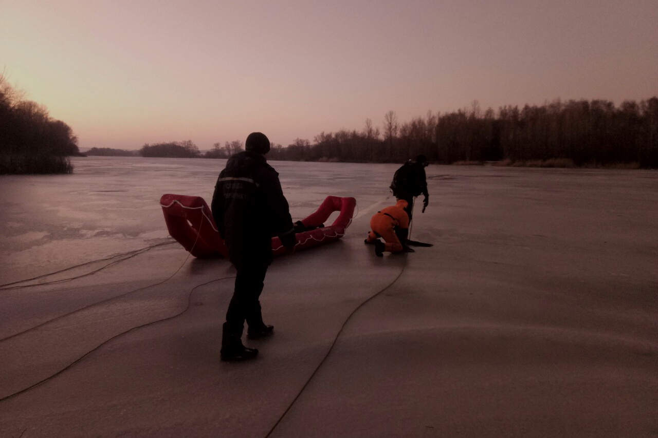 На Харьковщине водолазы достали из-подо льда утопленника (фото)