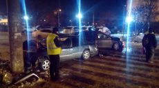 На Салтовке автомобили столкнулись лоб в лоб на пешеходном переходе. Есть пострадавшие (фото)
