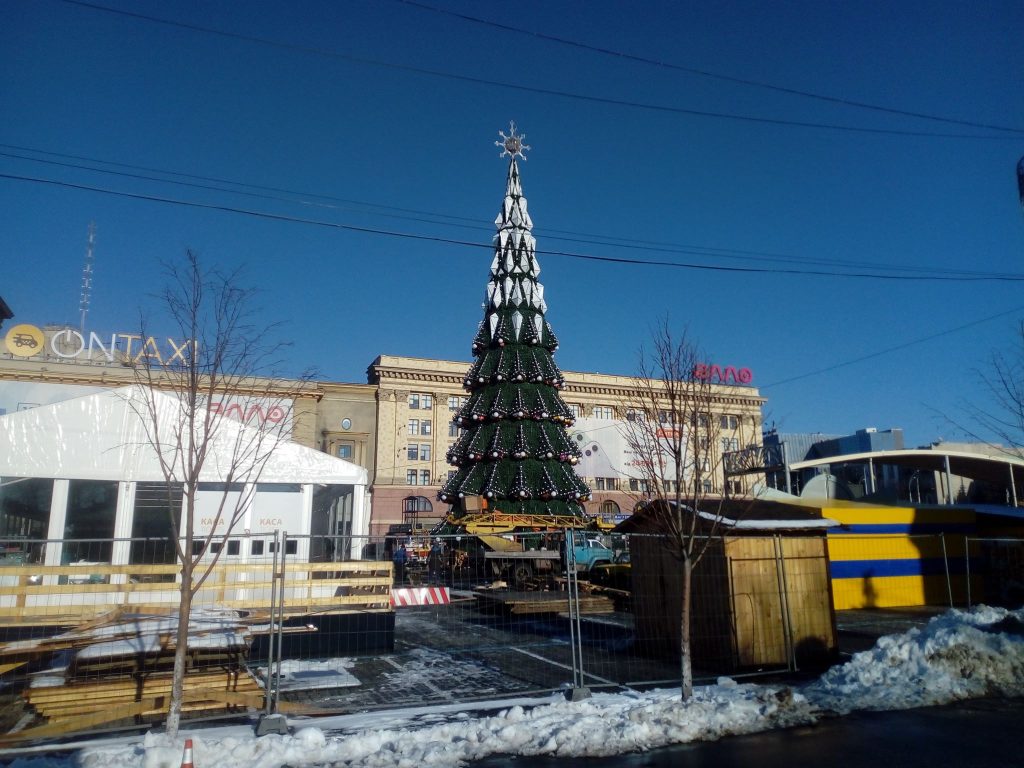 В центре Харькова закончили устанавливать ёлку