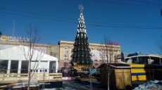 В центре Харькова закончили устанавливать ёлку