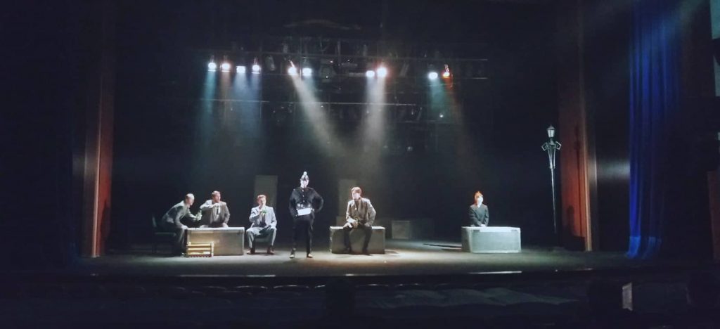 Раммштайн та протигази: у театрі Пушкіна розпочалися прем’єрні покази вистави «Три товариші» (відео)