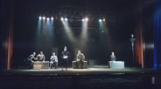 Раммштайн та протигази: у театрі Пушкіна розпочалися прем’єрні покази вистави «Три товариші» (відео)