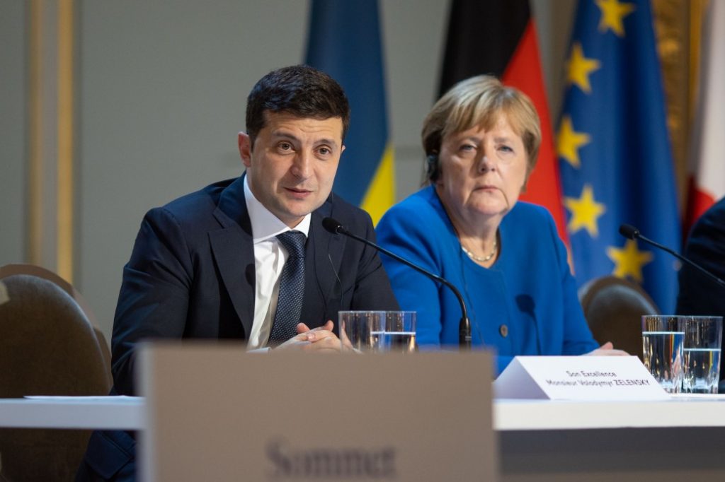Меркель поддержала предложение Зеленского пересмотреть Минские договоренности