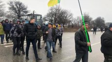 Активисты, в знак протеста против закона о рынке земли, перекрыли трассу Харьков-Чугуев (фото)