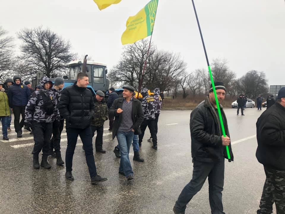 Активисты, в знак протеста против закона о рынке земли, перекрыли трассу Харьков-Чугуев (фото)