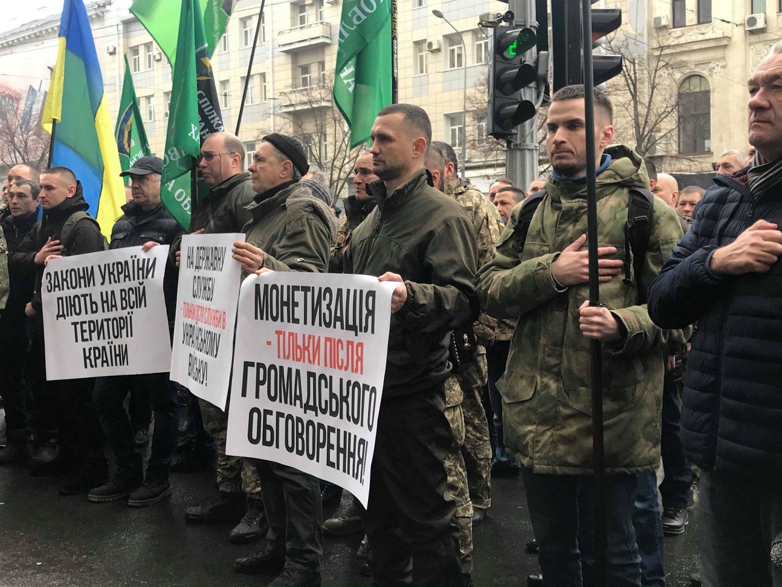 «Верните бесплатный проезд льготникам», — возле горсовета прошел митинг (фото)