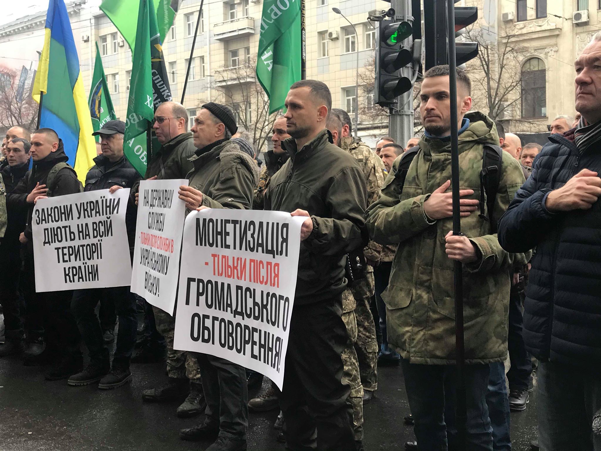 «Верните бесплатный проезд льготникам», — возле горсовета прошел митинг (фото)