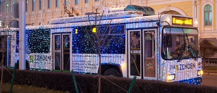 Фото дня: новогодний «светящийся» трамвай