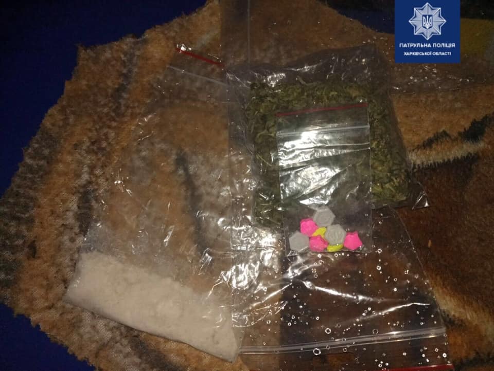 Полиция остановила парня с наркотиками в рюкзаке (фото)