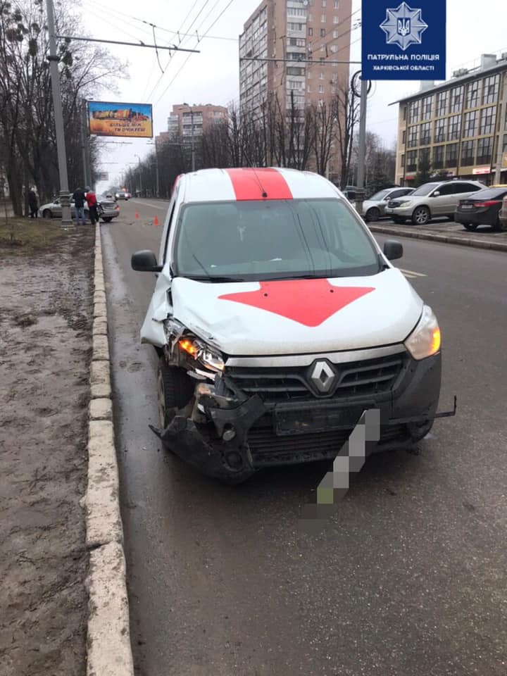 На пр. Петра Григоренко водитель Renault не выдержал интервал и попал в  ДТП (фото)