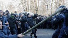 Битва за землю. В стычках под Радой пострадали 17 полицейских и 2 пикетчика (фото)