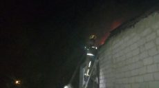 В Купянском районе пожарные 8 часов тушили полыхающий дом (фото)